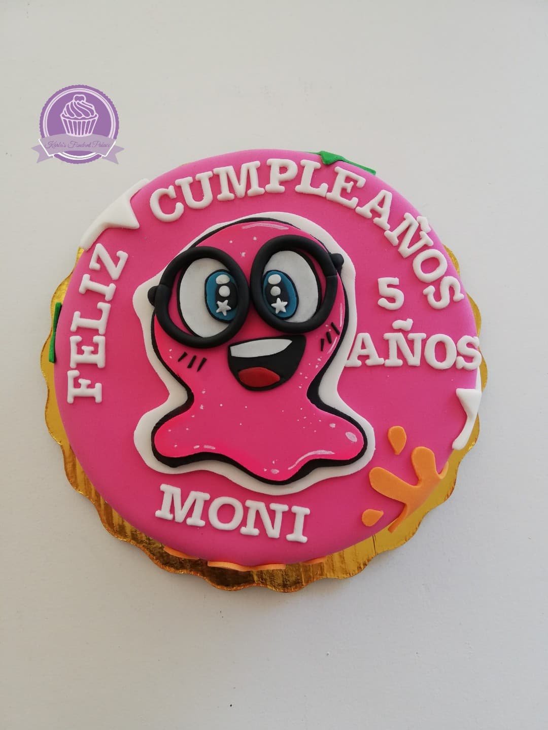 Pastel de fondant para celebración de cumpleaños