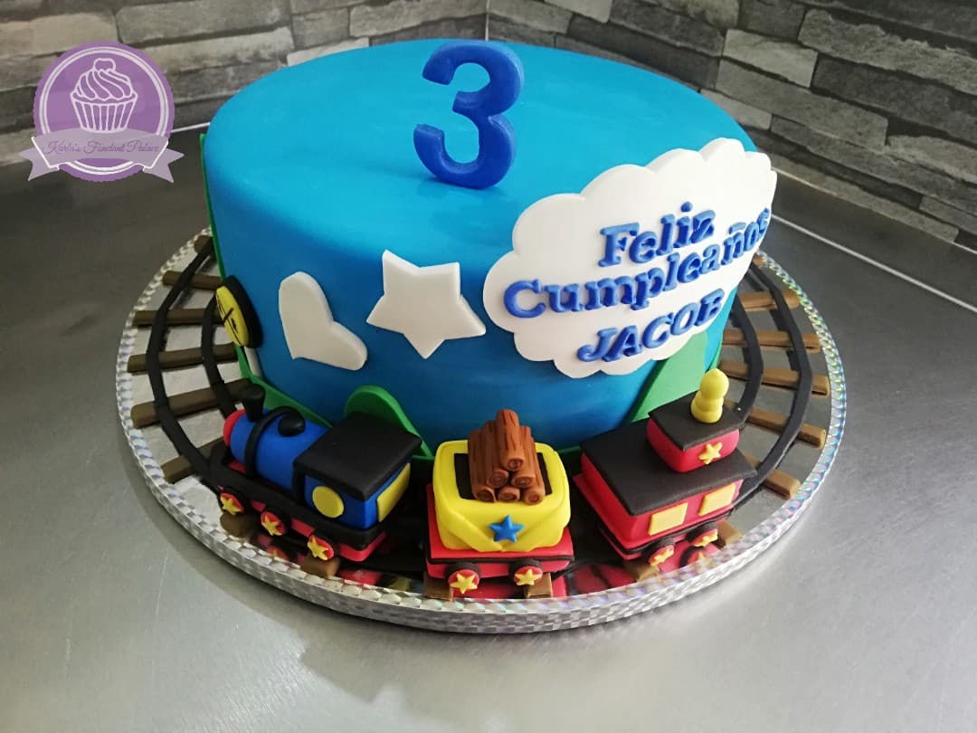 Pastel de fondant para celebración de cumpleaños