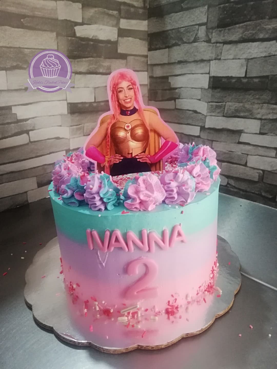 Pastel de fondant para celebración de cumpleaños