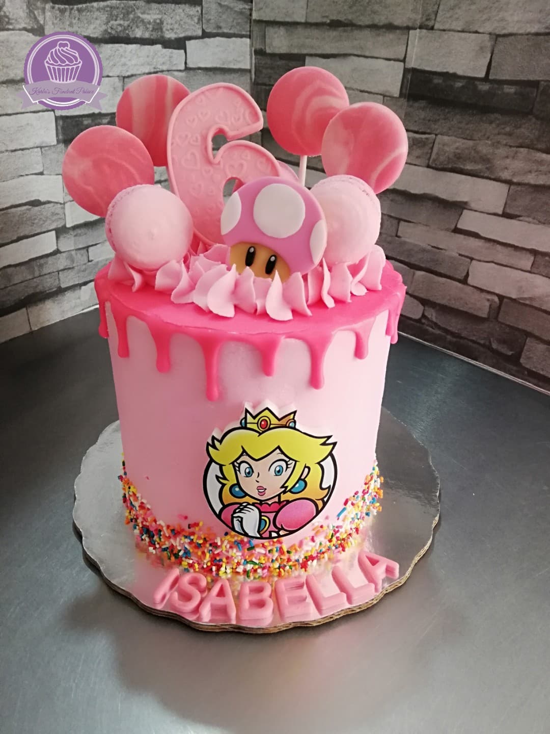Pastel de fondant para celebración de cumpleaños