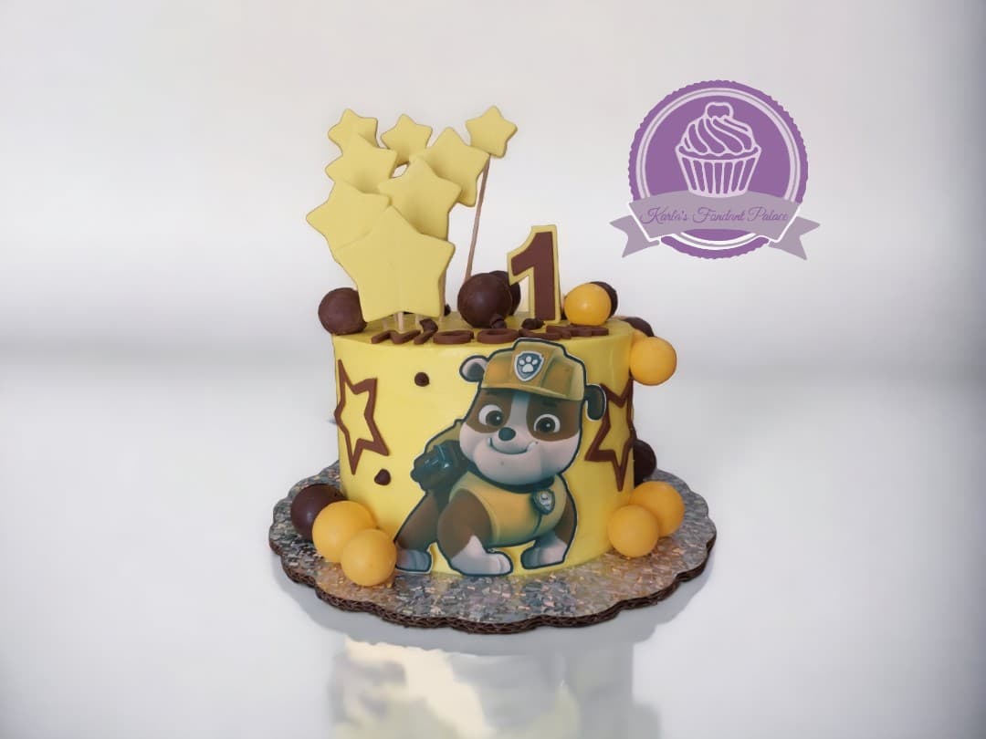 Pastel de fondant para celebración de cumpleaños